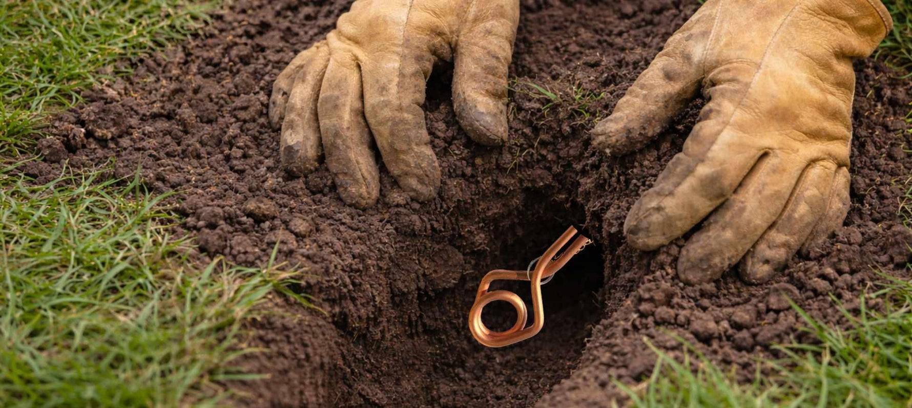 Alt text : Mains gantées préparant une galerie de taupe pour installer un piège Putange dans un jardin - comment attraper une taupe SPARIL