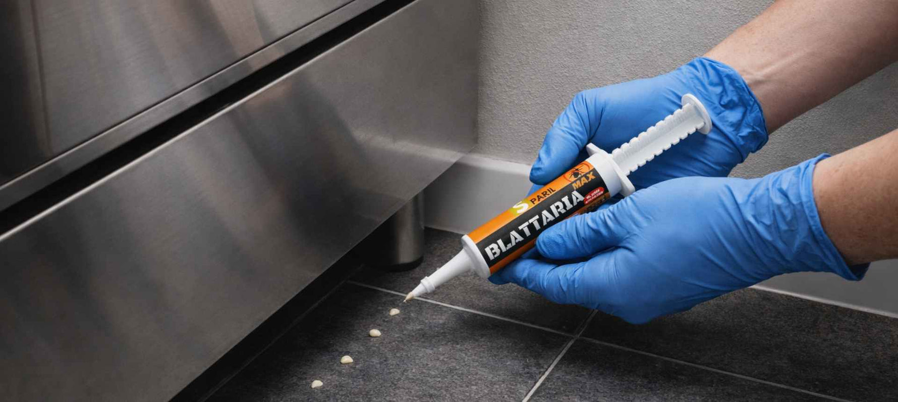 Application de gel anti cafard professionnel SPARIL Blattaria derrière un four de cuisine SPARIL