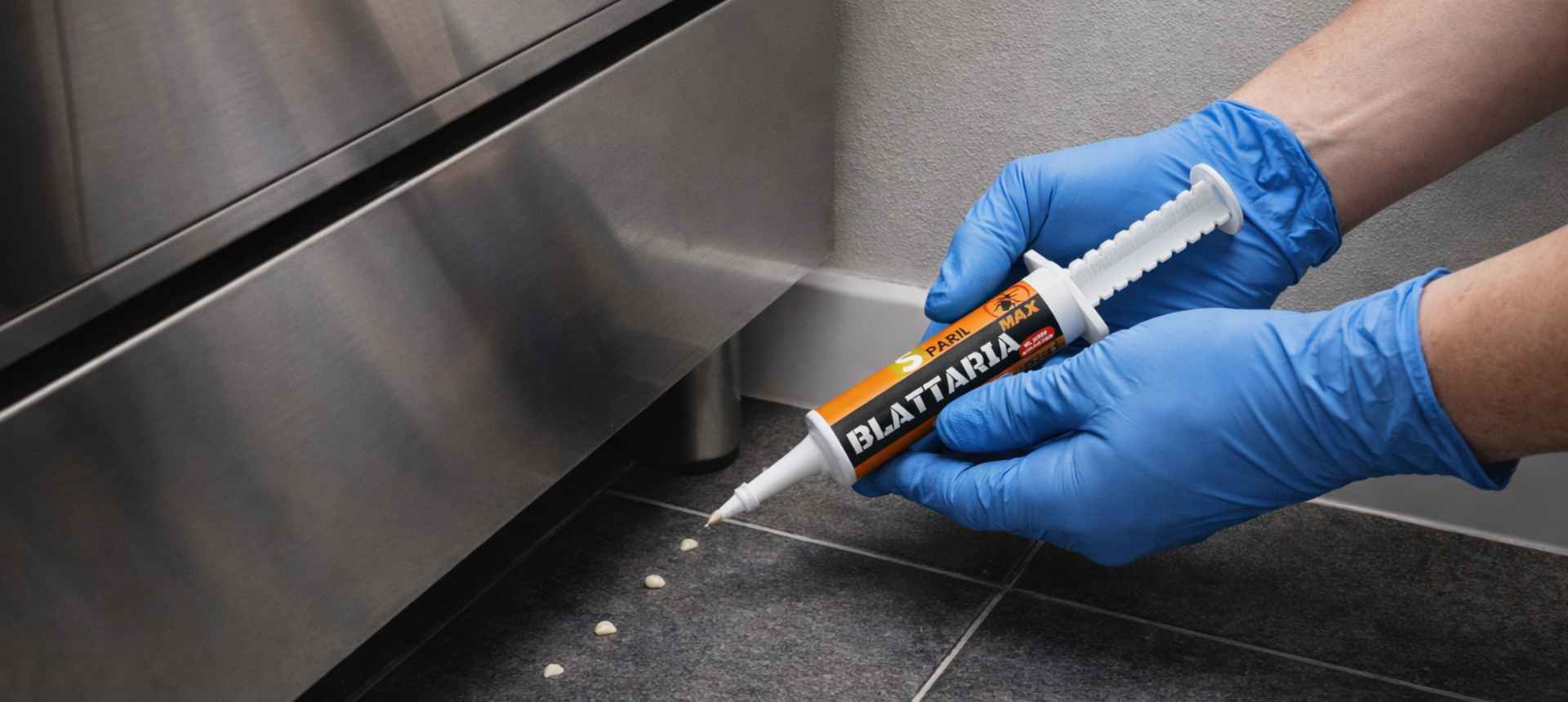 Application de gel anti cafard professionnel SPARIL Blattaria derrière un four de cuisine SPARIL