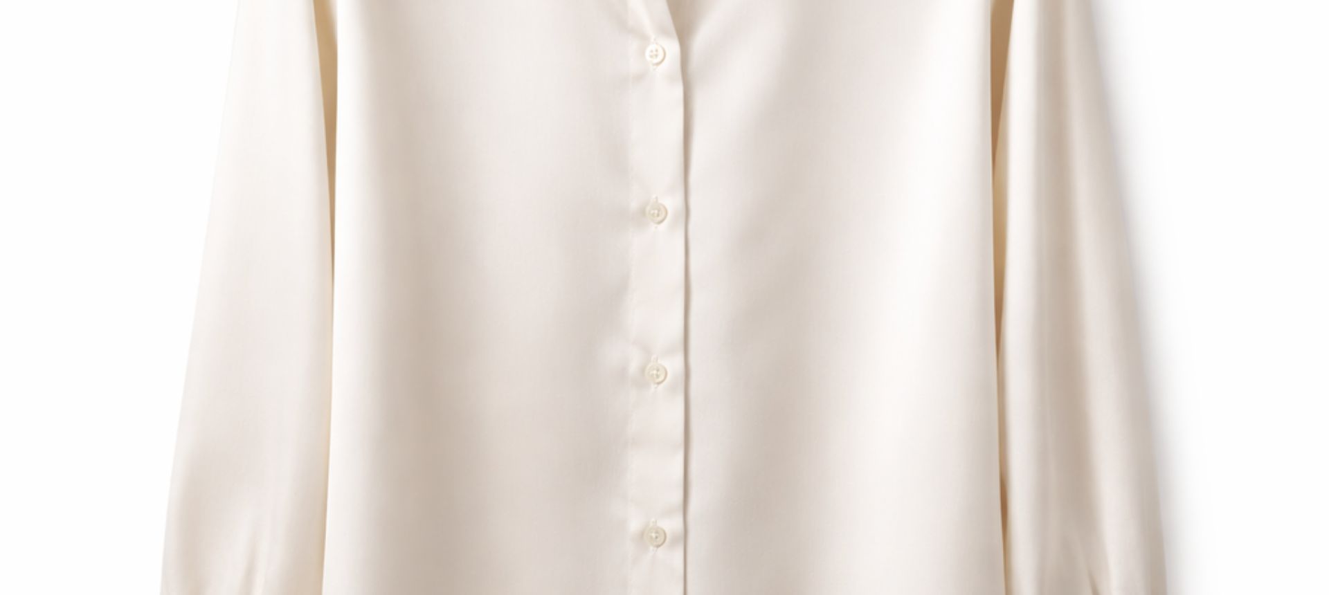 Chemise blanche intacte après traitement au bois de cèdre anti-mites