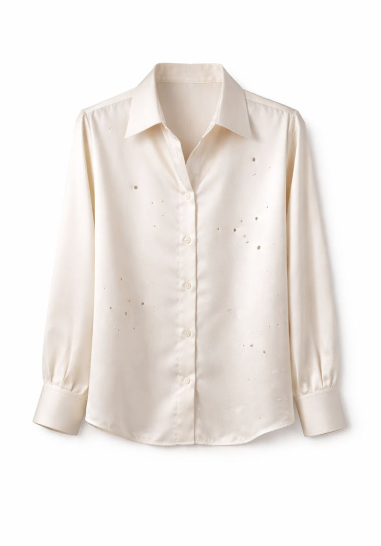 Chemise blanche trouée et tachée par les mites avant traitement
