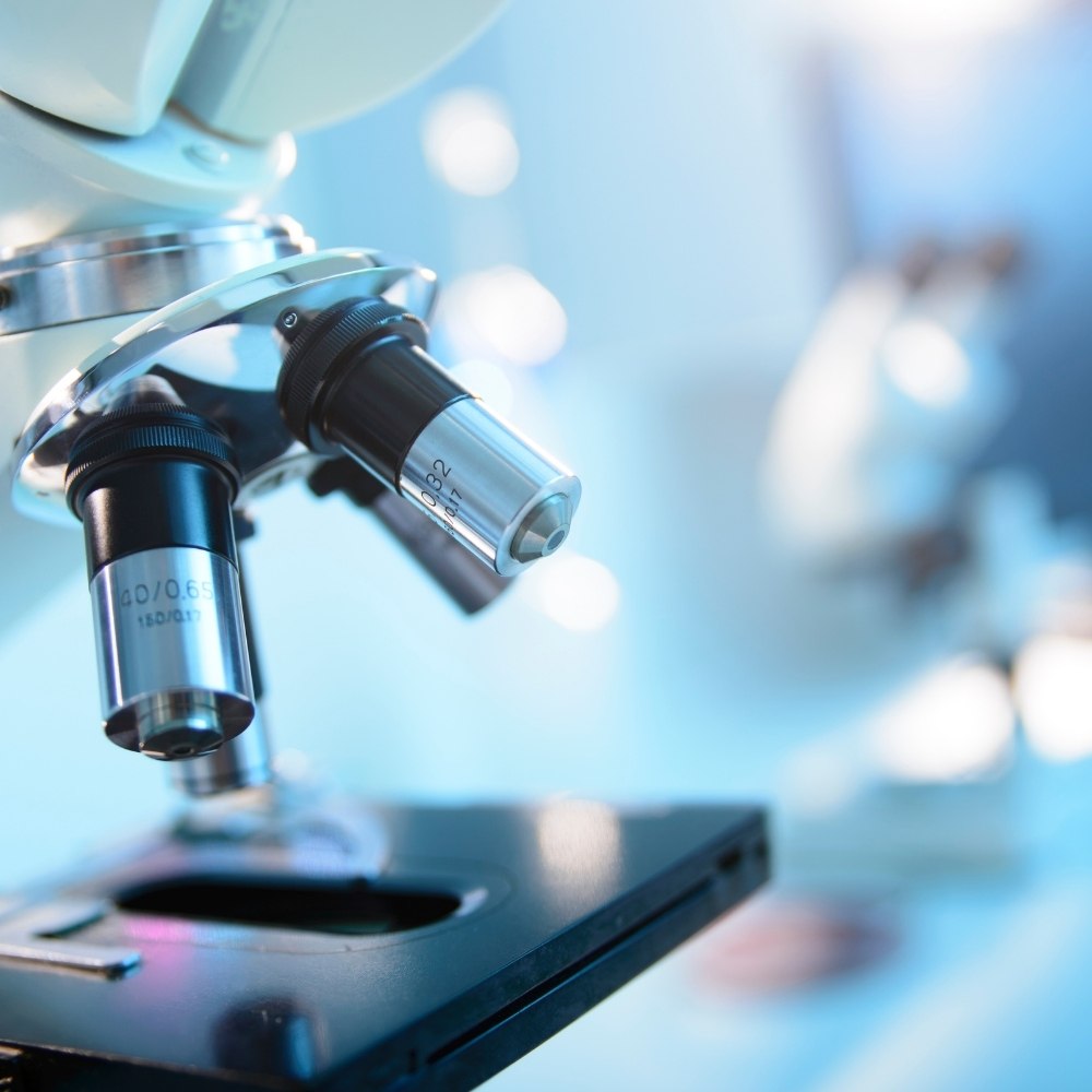 Microscope de laboratoire symbolisant le contrôle qualité des produits SPARIL