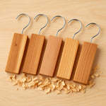 Plaquettes bois de cedre anti mites avec crochets pour penderie SPARIL