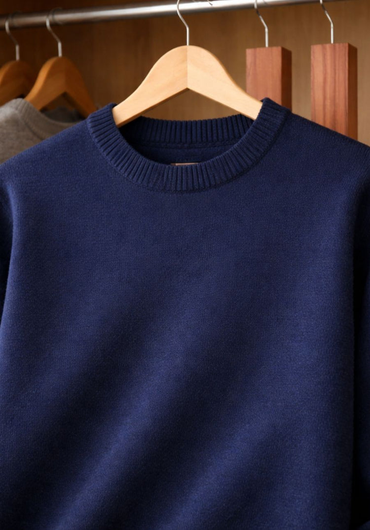 Pull en laine intact protégé par des plaques de bois de cèdre SPARIL dans une penderie