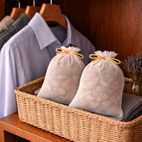 Deux sachets de copeaux de cedre anti mites dans un panier de rangement pres de vetements